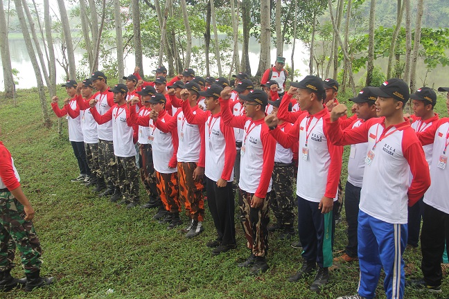 peserta kegiatan mengikuti instruksi pelatih dari TNI