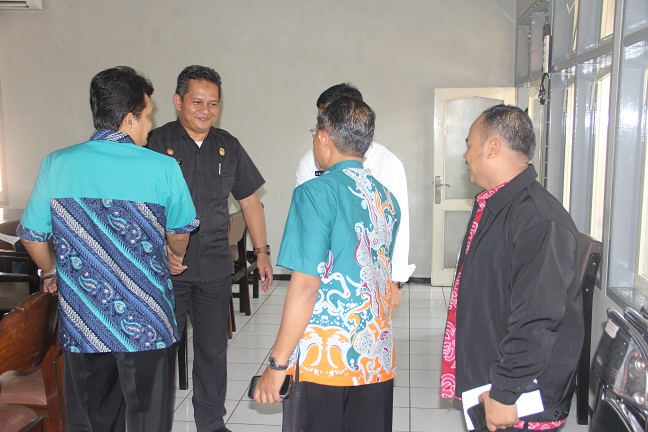 Kepala Kesbangpol Kota Tasikmalaya Drs. H. Deni Diyana, M.Si ketika tiba di Ruangan Pendopo Bupati Banyumas, disambut oleh Kepala Kantor Kesbangpol Ka